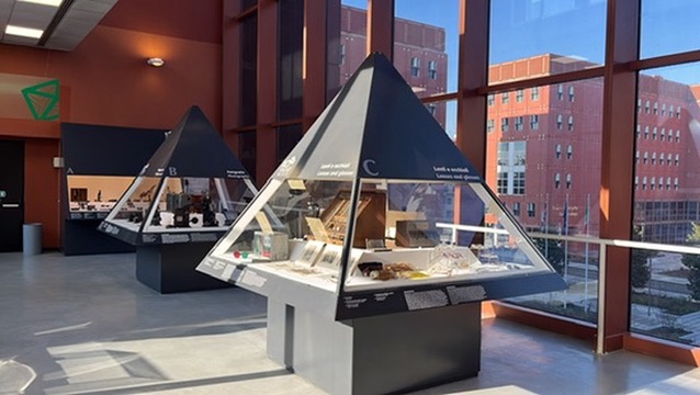 Immagine delle teche piramidali che contengono gli oggetti della collezione Chierichetti