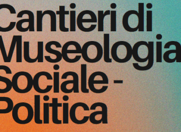 Scritta nera Cantieri di Museologia Sociale-Politica su sfondo arancio e azzurro sfumato