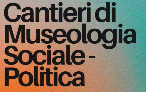 Scritta nera Cantieri di Museologia Sociale-Politica su sfondo arancio e azzurro sfumato