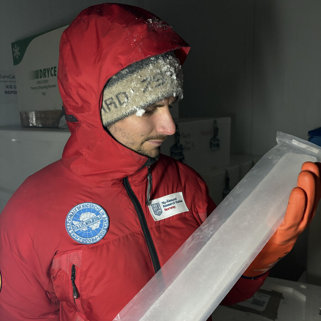 Claudio Artoni con in mano una carota di ghiaccio