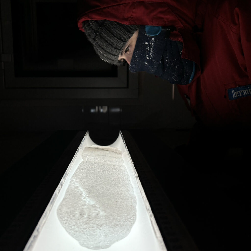 Claudio Artoni in laboratorio con una carota di ghiaccio.