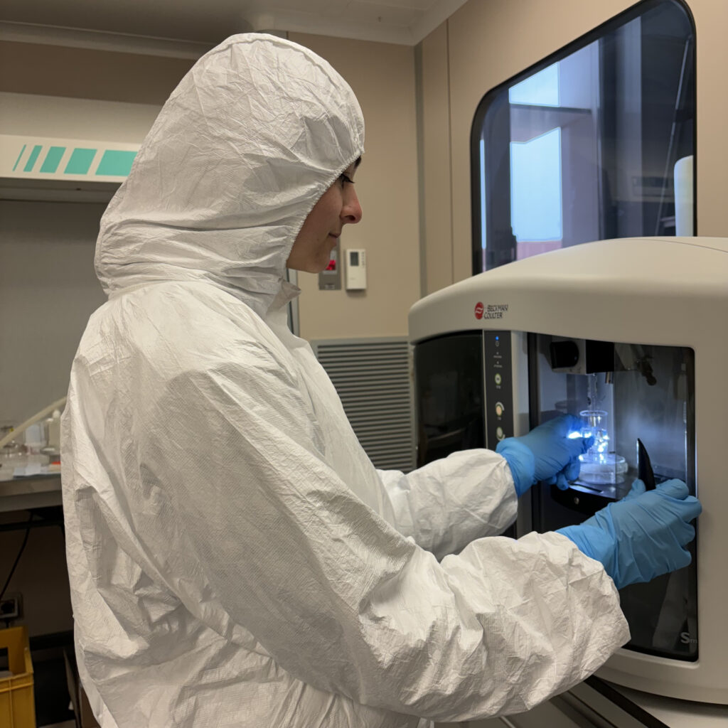 Donna che effettua analisi in laboratorio