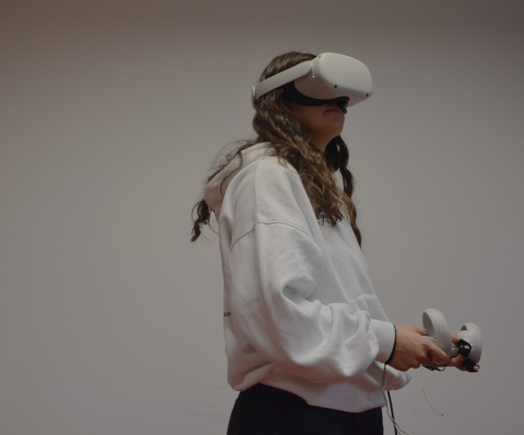 Ragazza colta mentre utilizza un visore per la realtà aumentata.