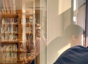 Ragazzi in Biblioteca. Giochi di trasparenze.