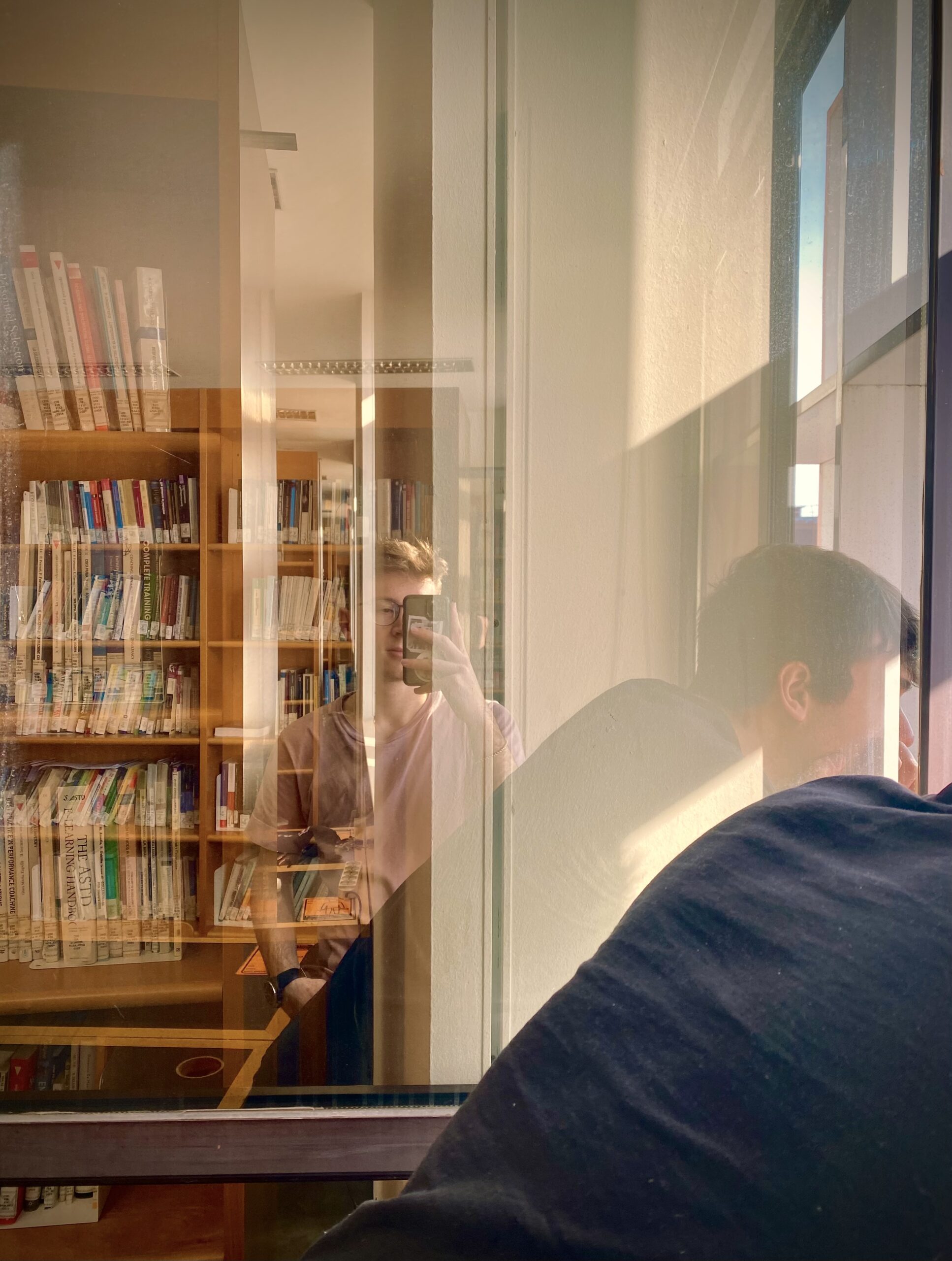 Ragazzi in Biblioteca. Giochi di trasparenze.